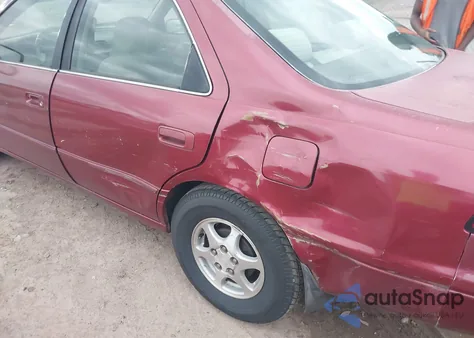 1998 Toyota Camry Ce/Le/Xle z USA, uszkodzony, nr VIN 4T1BG22K2WU347700